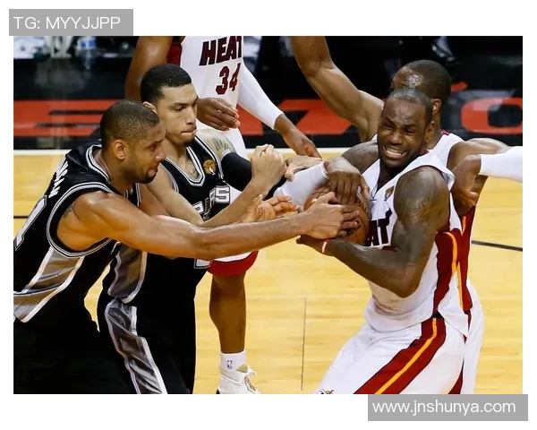 2013年NBA总决赛第三场热火与马刺的激烈对决回顾与精彩瞬间分析