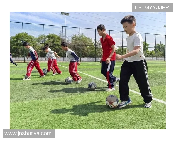 儿童心中的足球英雄与梦想之路探讨